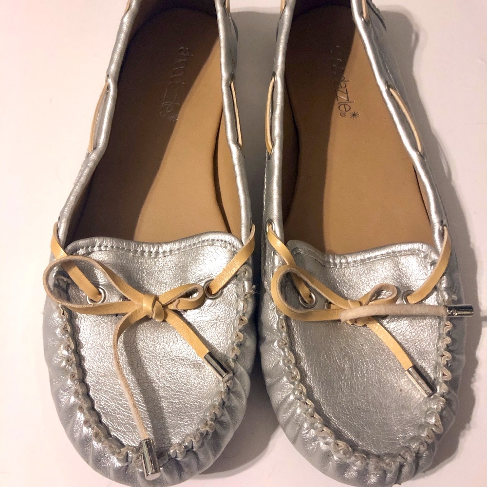 🖤 Silver driving shoes loafers: Shoe Dazzle